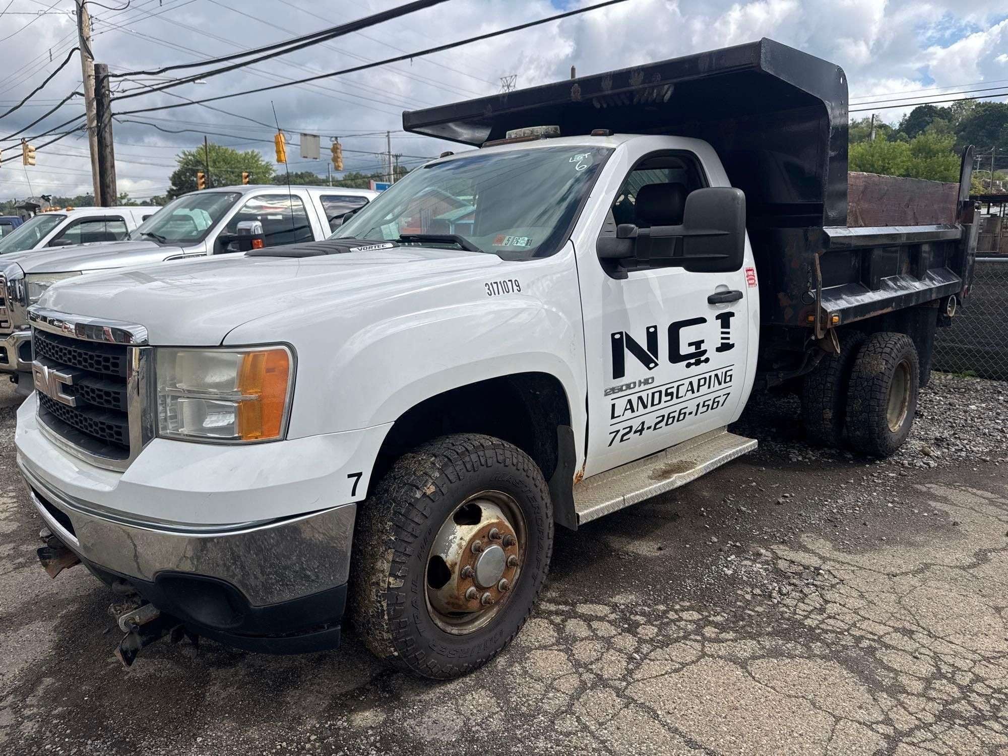 2013 GMC 3500 Equipment Image0