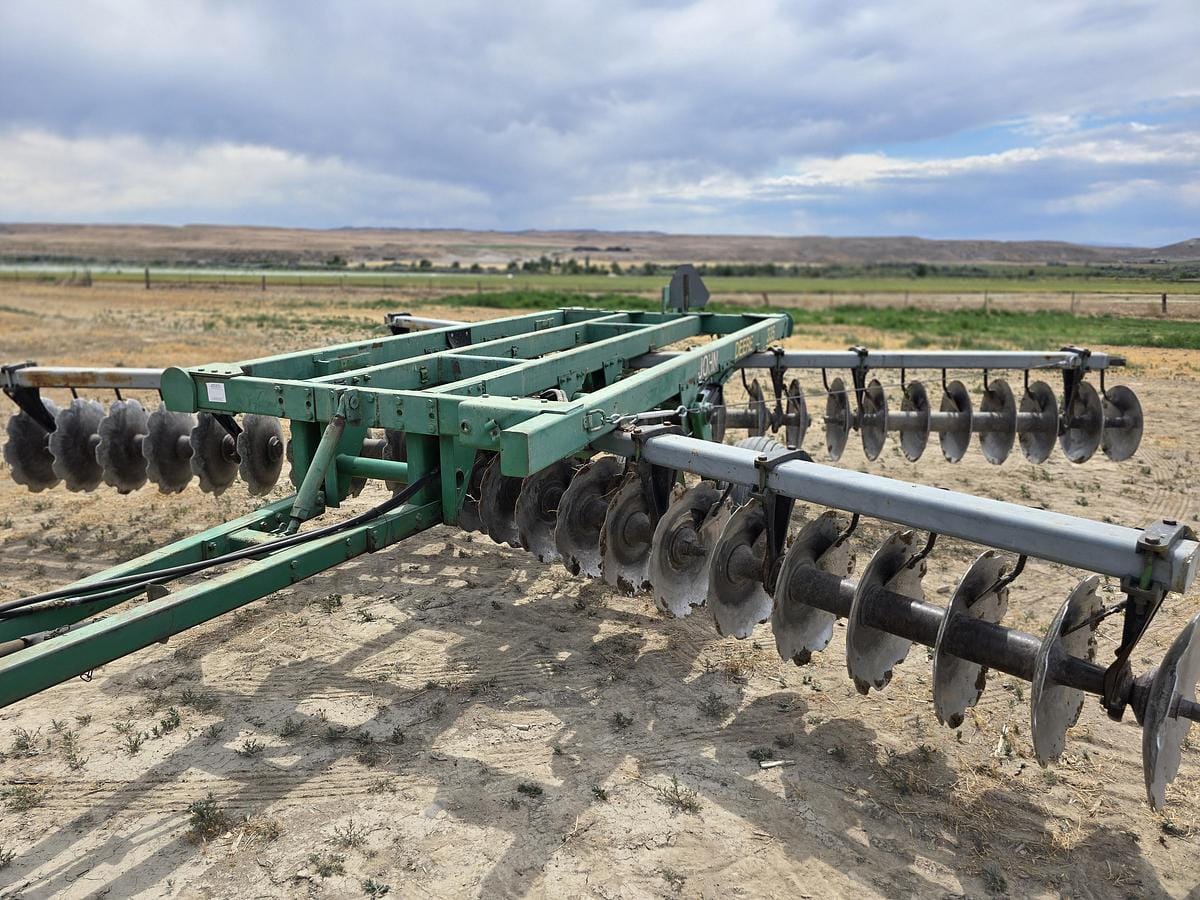 John Deere 335 Equipment Image0