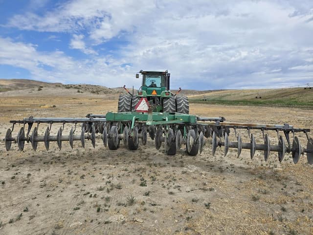 Image of John Deere 335 equipment image 3