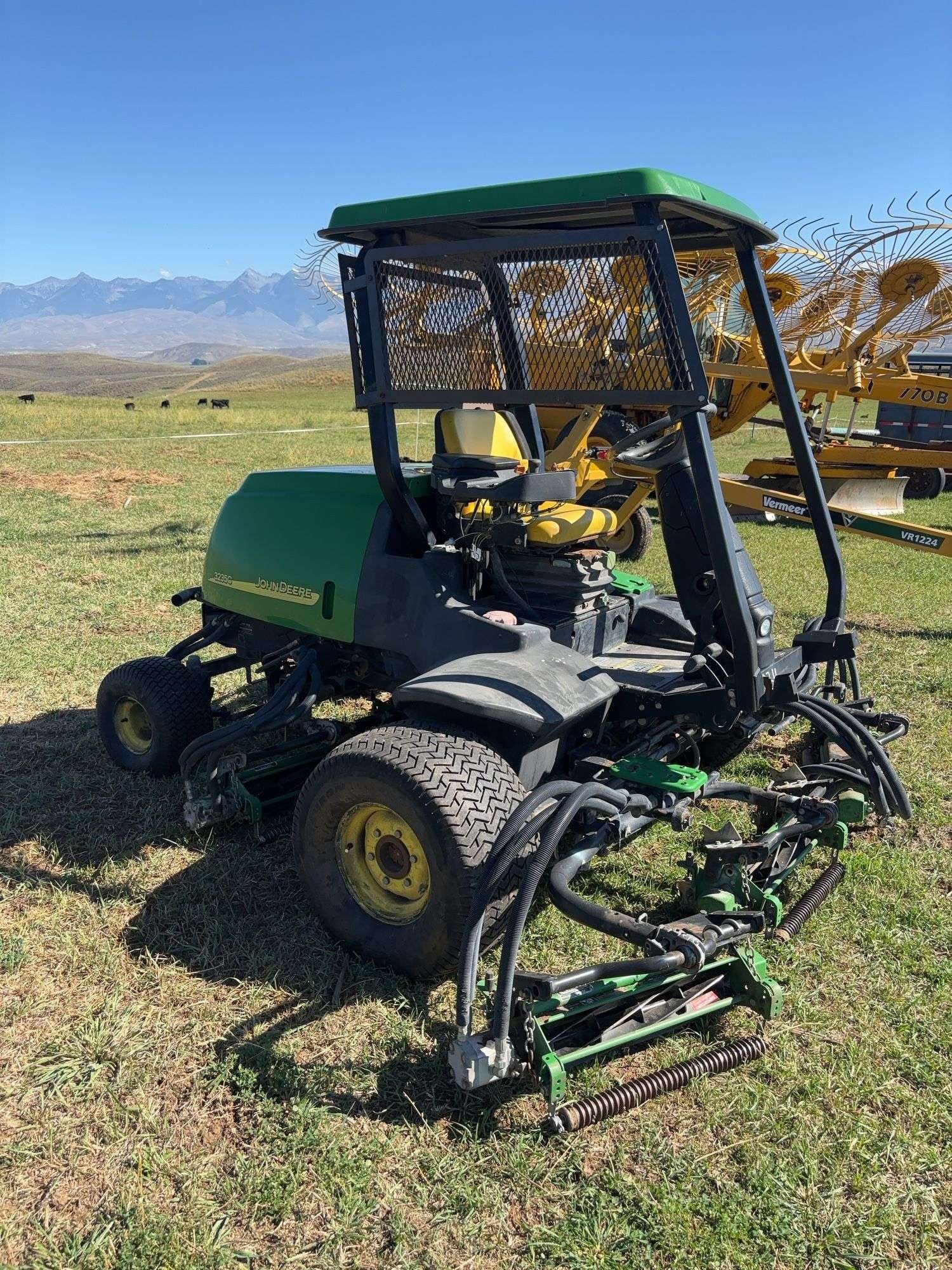 John Deere 3235C Equipment Image0