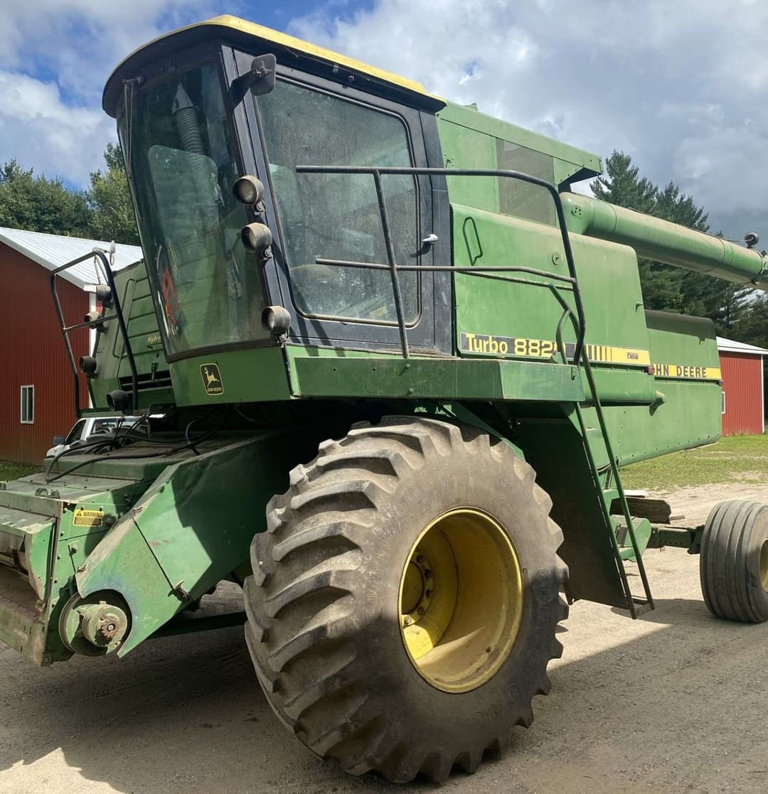 Image of John Deere 8820 Image 1