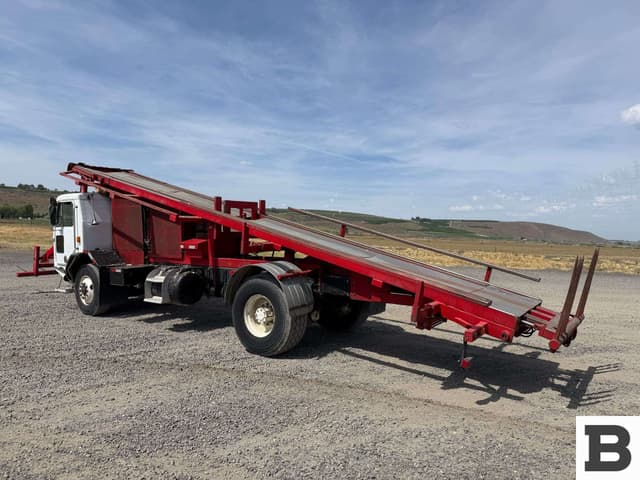 Image of Peterbilt 320 equipment image 3