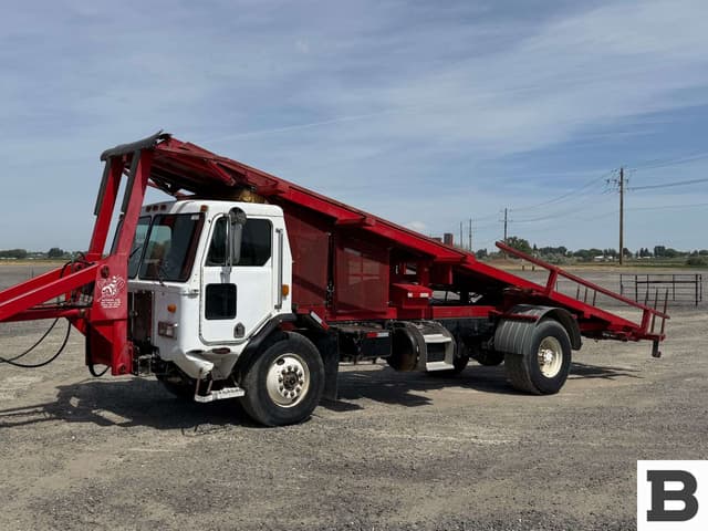 Image of Peterbilt 320 equipment image 1