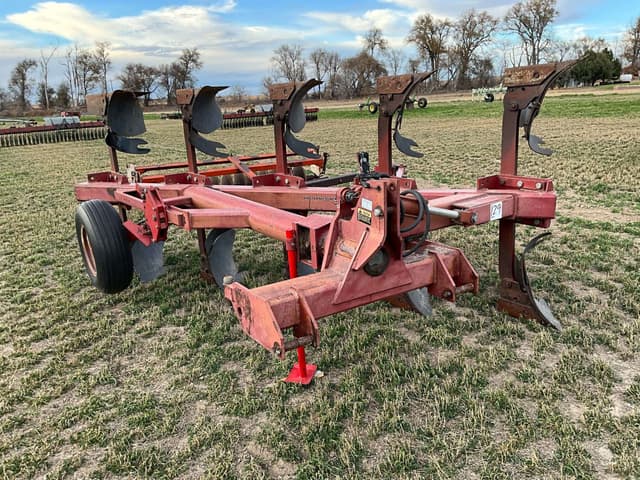 Image of International Harvester 165 equipment image 2