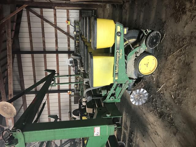 Image of John Deere 7200 equipment image 1