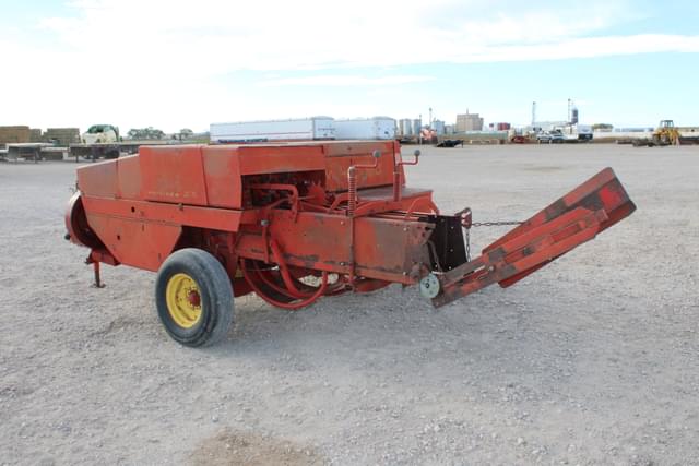 Image of New Holland Hayliner 315 equipment image 4