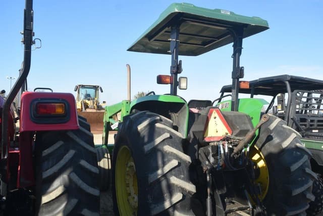 Image of John Deere 5500 equipment image 1