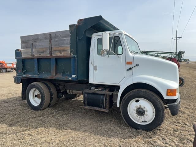 Image of International 810 equipment image 4