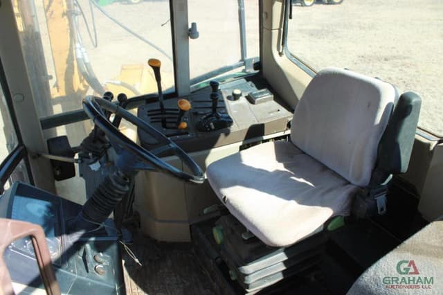 Image of John Deere 6405 equipment image 4