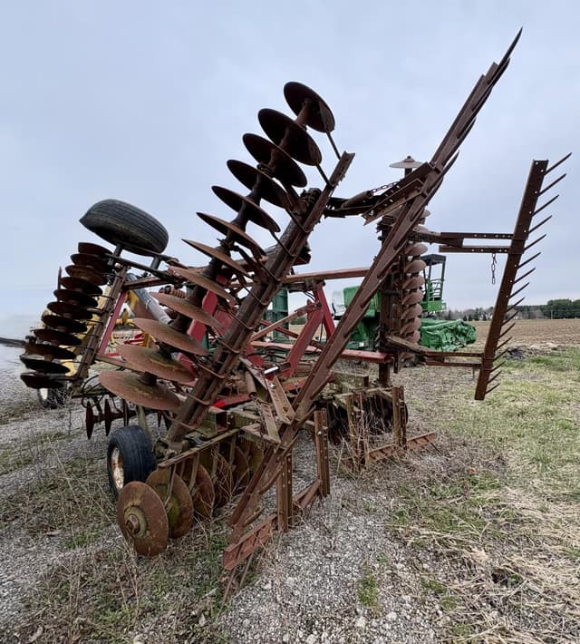 Image of International Harvester 496 equipment image 1