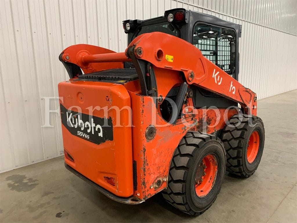 2022 Kubota SSV65 Equipment Image0