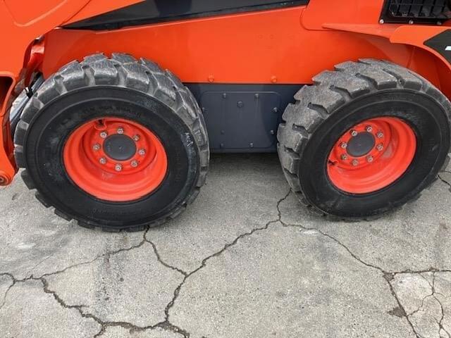 Image of Kubota SSV75 equipment image 2