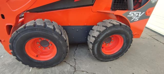 Image of Kubota SSV75 equipment image 2