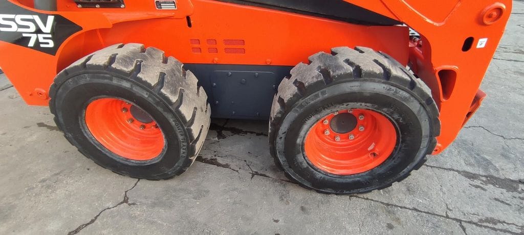 2022 Kubota SSV75 Equipment Image0