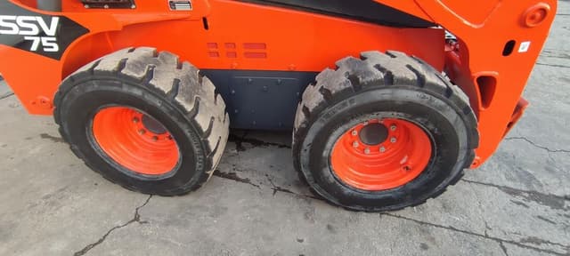 Image of Kubota SSV75 equipment image 4
