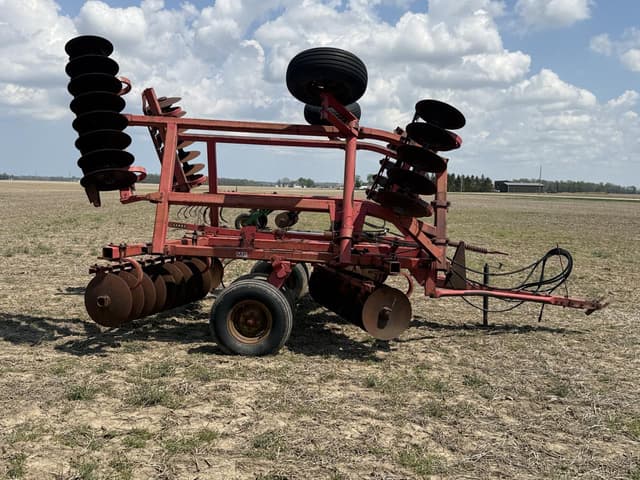 Image of Massey Ferguson 820 equipment image 3