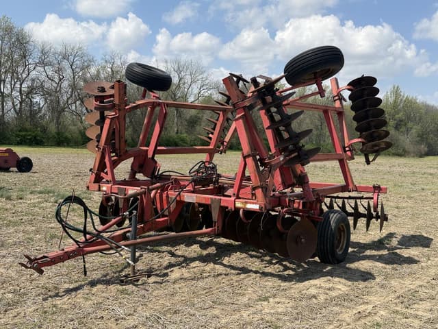 Image of Massey Ferguson 820 equipment image 2