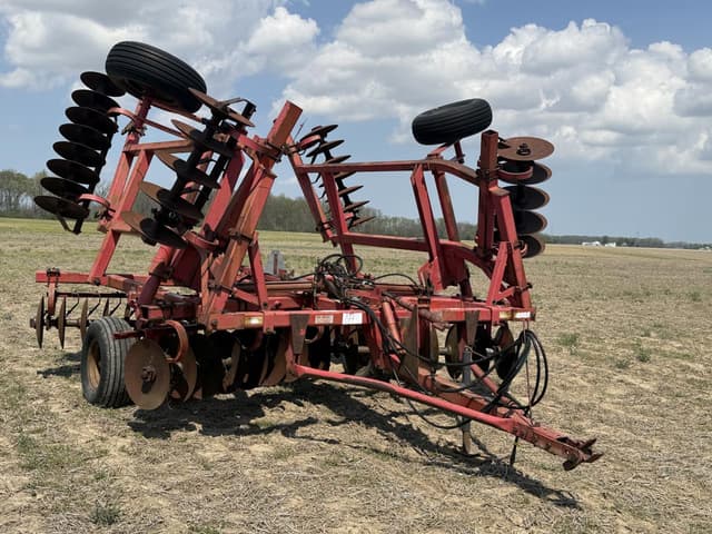 Image of Massey Ferguson 820 equipment image 1