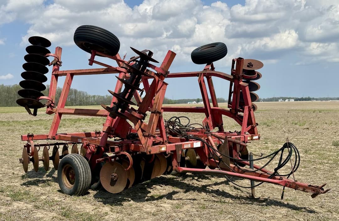 Image of Massey Ferguson 820 Primary image