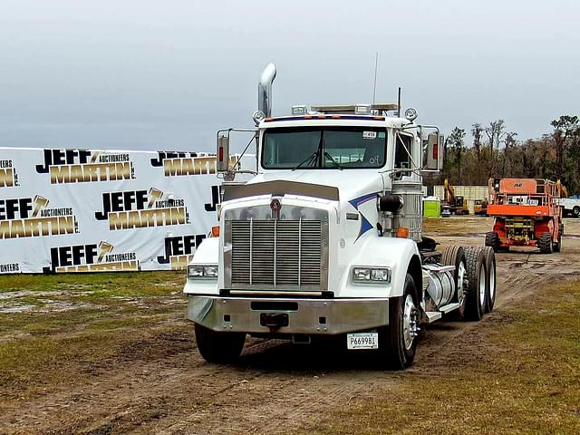 Image of Kenworth T8 equipment image 1