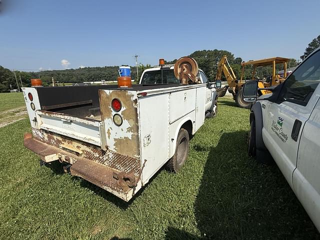 Image of Ford F-450 equipment image 4