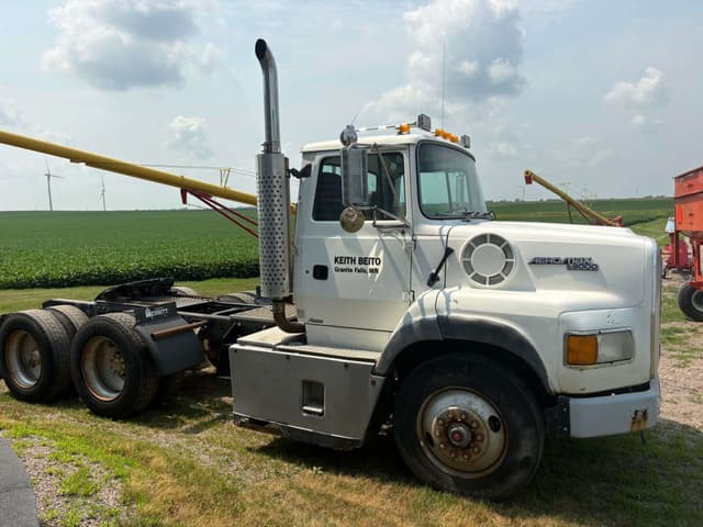 Image of Ford L9000 equipment image 3