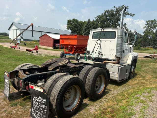 Image of Ford L9000 equipment image 4