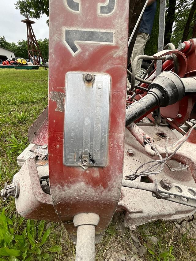 Image of International Harvester 1300 equipment image 4