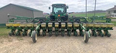 Image of John Deere 7200 Image 1