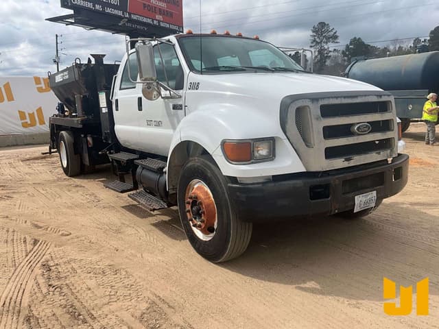 Image of Ford F-750 equipment image 2