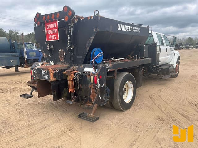 Image of Ford F-750 equipment image 4