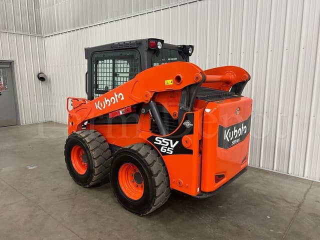Image of Kubota SSV65 equipment image 2