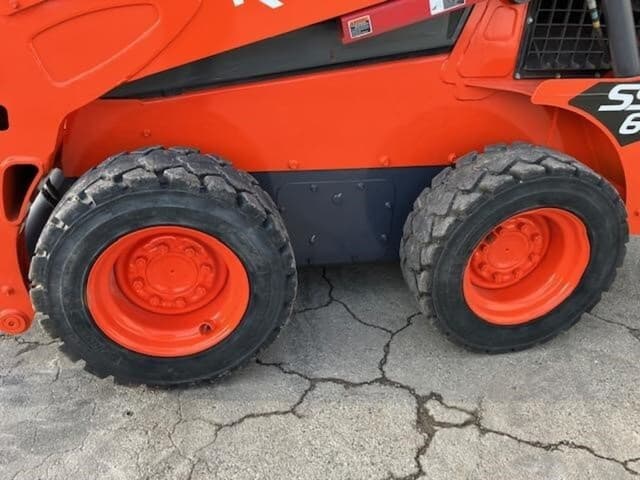 Image of Kubota SSV65 equipment image 2