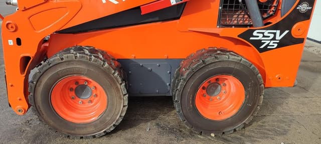Image of Kubota SSV75 equipment image 2