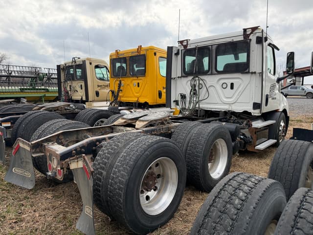 Image of Freightliner Cascadia equipment image 2