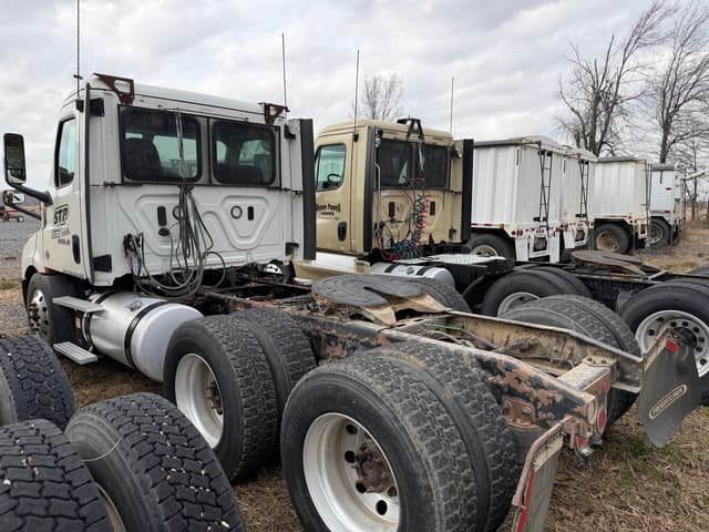 Image of Freightliner Cascadia equipment image 3