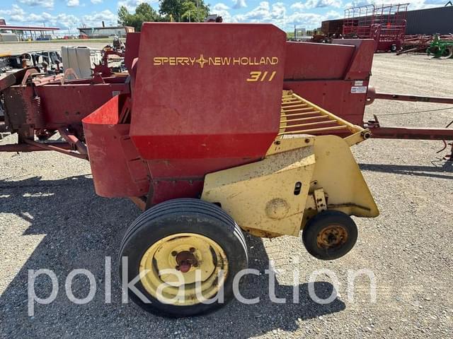 Image of New Holland 311 equipment image 3