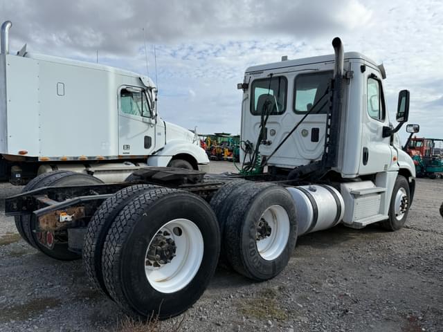 Image of Freightliner Cascadia equipment image 3