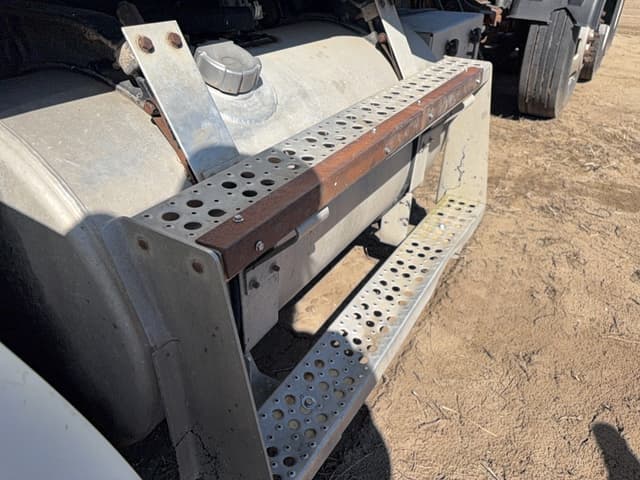 Image of Freightliner FLD112 equipment image 3