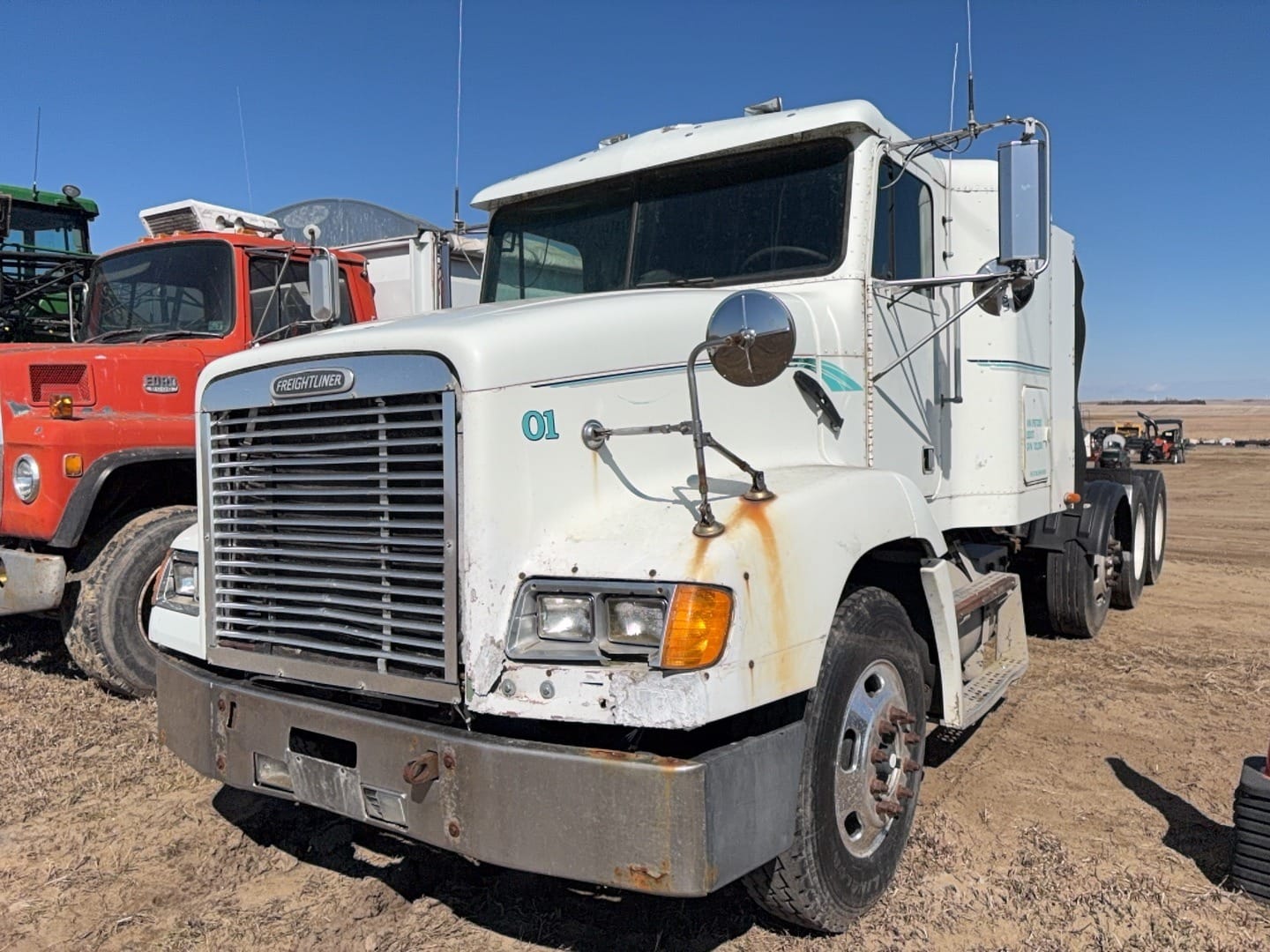 2001 Freightliner FLD112 Equipment Image0