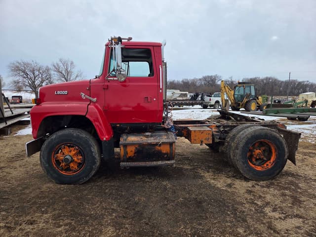 Image of Ford L9000 equipment image 4