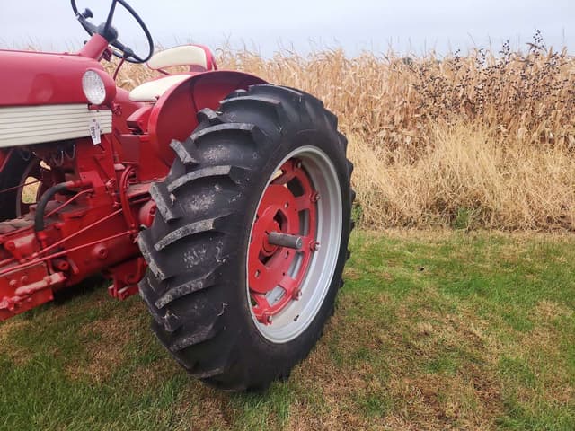 Image of Farmall 460 equipment image 4