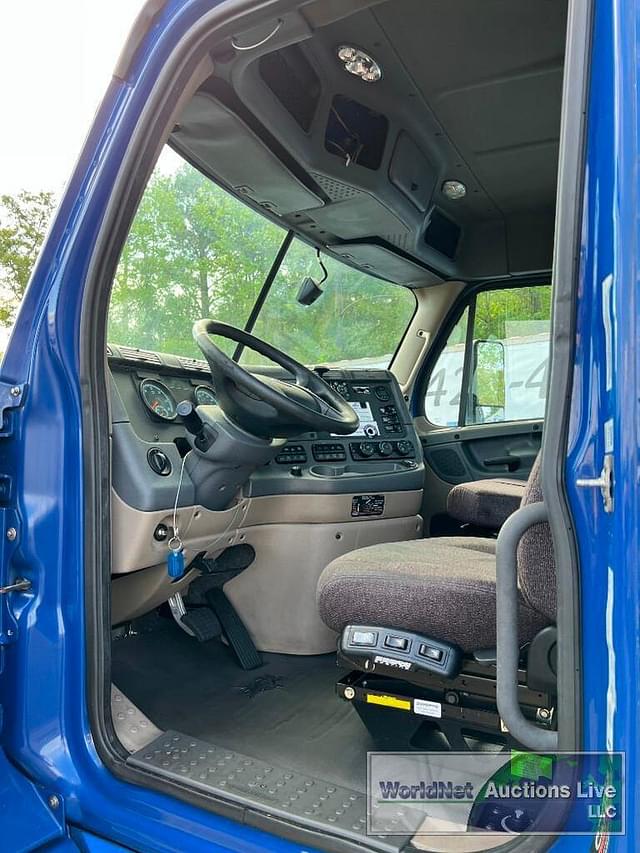 Thumbnail image Freightliner Cascadia 113 9
