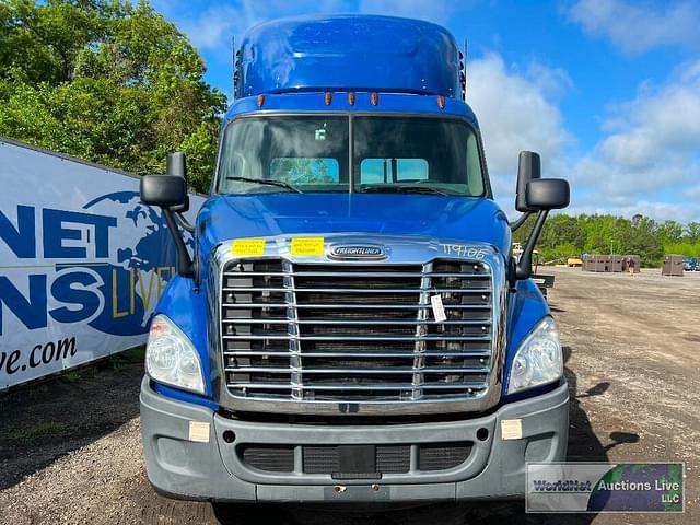 Thumbnail image Freightliner Cascadia 113 2