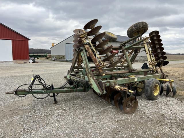 Image of John Deere 330 equipment image 3