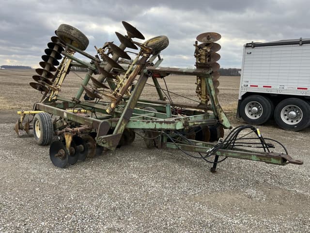 Image of John Deere 330 equipment image 2