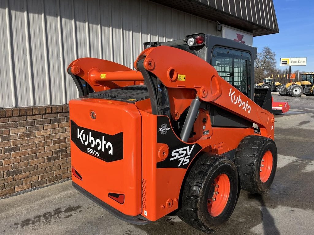 2024 Kubota SSV75HC Equipment Image0