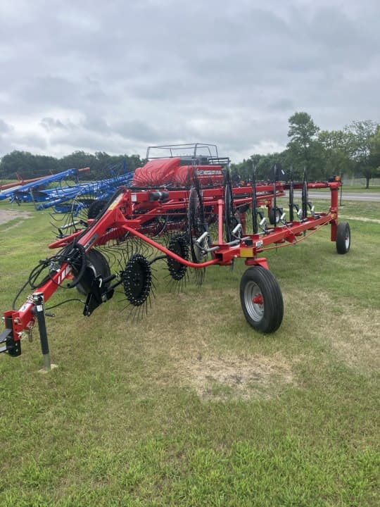 Image of Massey Ferguson 3983 equipment image 4