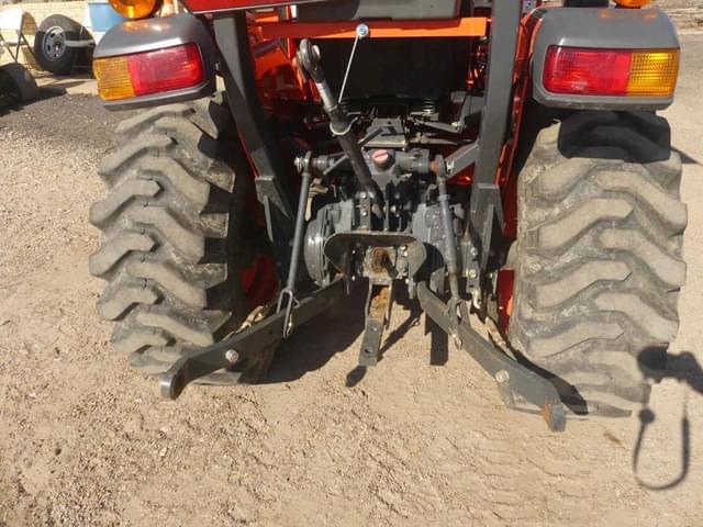 Image of Kubota L3301 equipment image 3