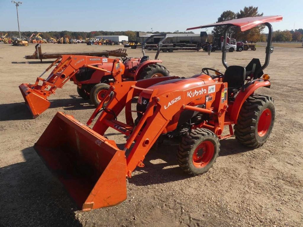 Kubota L3301 Equipment Image0